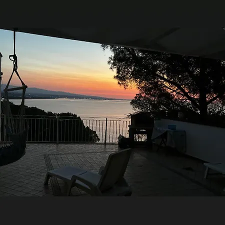לינה וארוחת בוקר Sunsea House